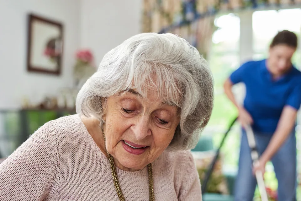 Seniorin bei Unterstützung im Alltag